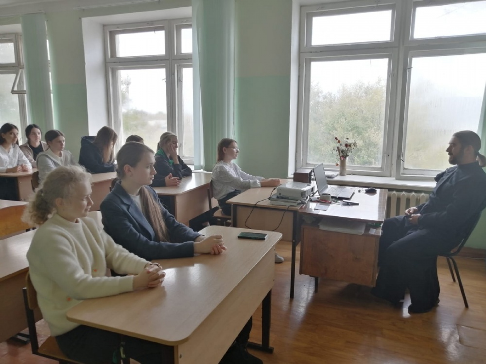 Священник провёл классный час в школе п. Горный