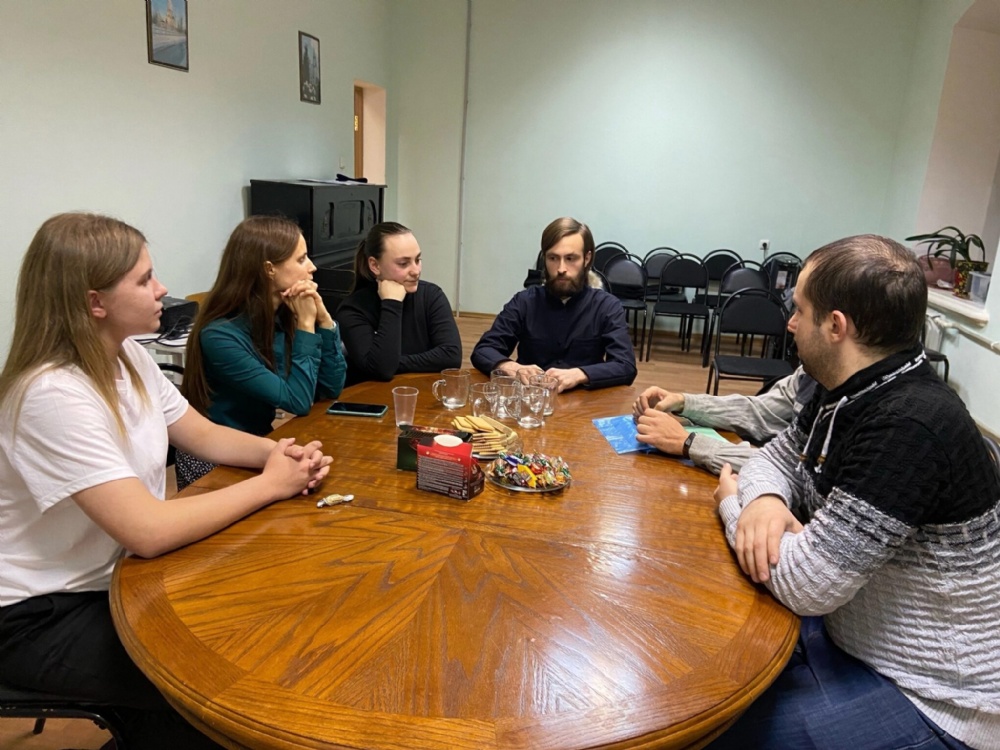 В молодежном обществе изучали последование Божественной литургии