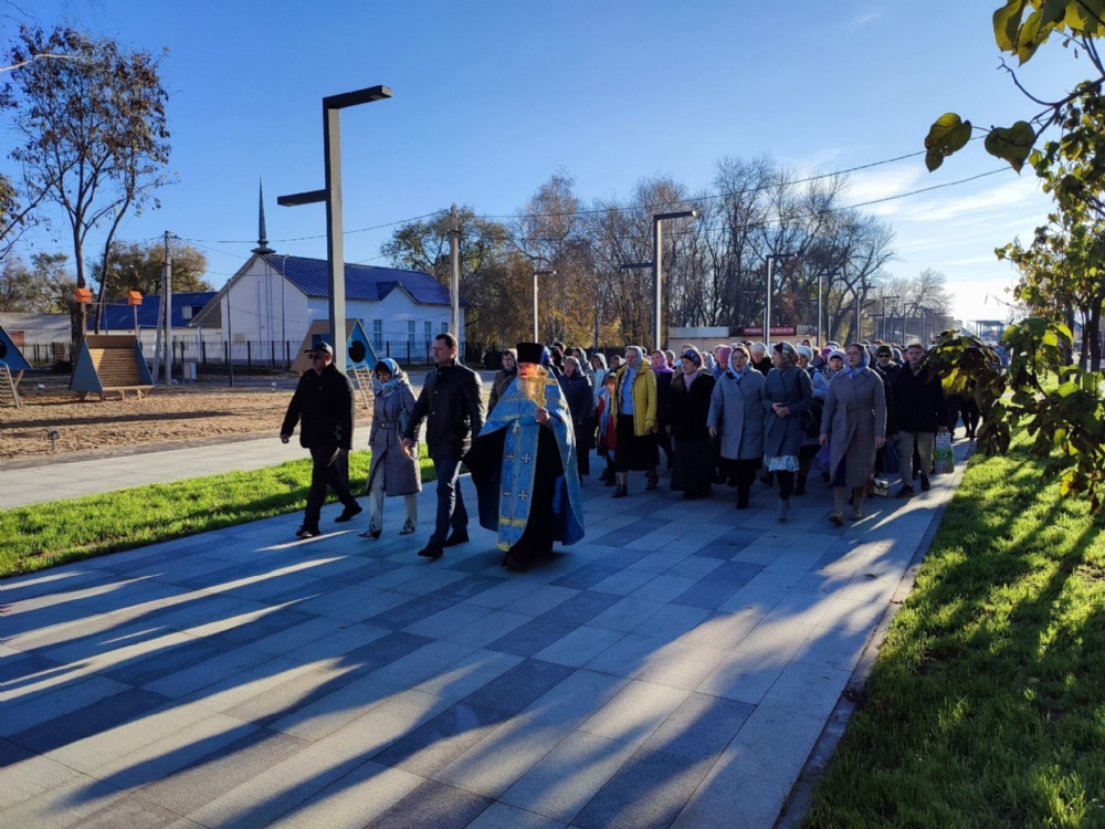 В день празднования в честь Казанской иконы Божией Матери в г. Марксе прошел крестный ход