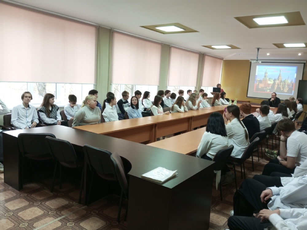 Священник провел беседы со студентами Балаковского медицинского колледжа и Балаковского политехнического техникума