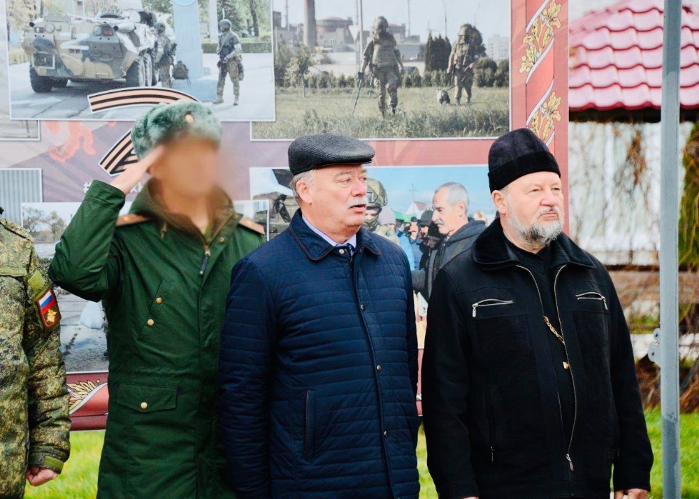 Клирик Свято-Троицкого собора г. Балаково освятил Боевое знамя отдельного батальона Росгвардии
