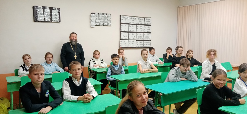 Священник побеседовал со школьниками о Рождественском посте