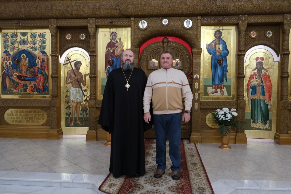 Епископ Варфоломей вручил медаль Балаковской епархии Андрею Григорьевичу Гурьеву