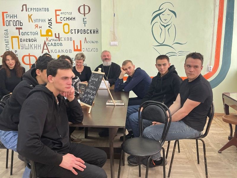 Священник принял участие в работе круглого стола по вопросам семьи и брака