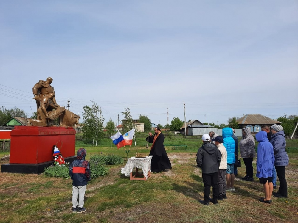 В День Победы священнослужители приняли участие в торжественных памятных мероприятиях