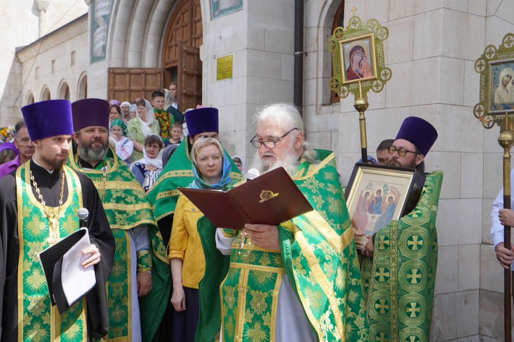 Видеосюжет о торжествах в честь престольного праздника Свято-Троицкого кафедрального собора г. Балаково