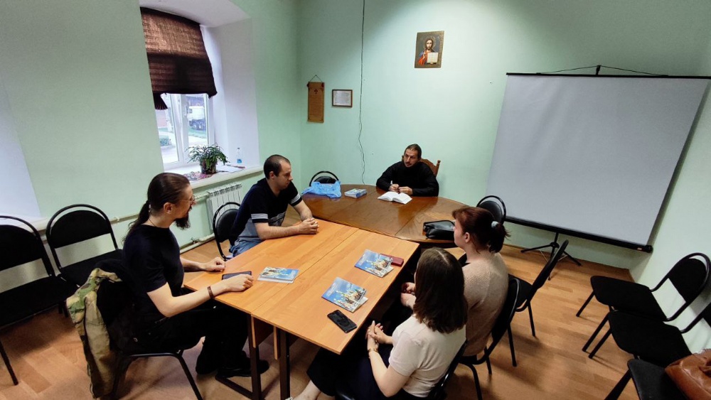В молодежном обществе разбирали последование Божественной литургии