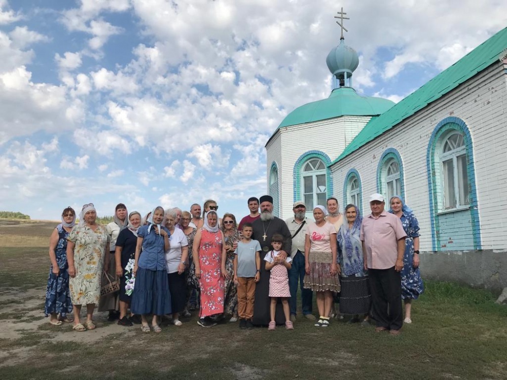 Прихожане Свято-Андреевского храма г. Маркса совершили паломническую поездку в Воскресенский район
