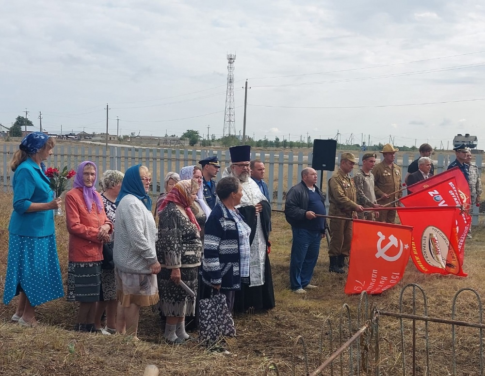 Совершена панихида по погибшему бойцу в годы Великой Отечественной войны