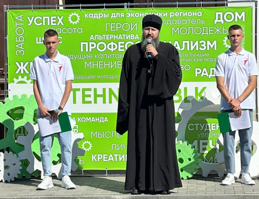 Епископ Варфоломей принял участие в торжественной линейке Балаковского промышленно-транспортного техникума