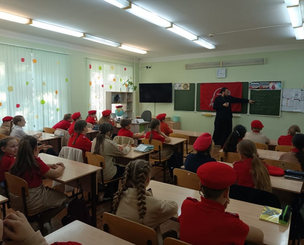 Священник встретился со школьниками