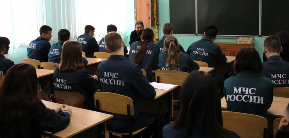 Священник провел беседу с учащимися школы п. Михайловский