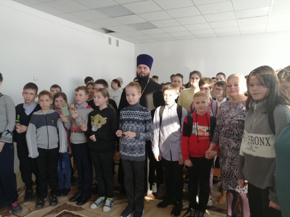 В святочные дни священники и волонтеры посетили подопечных социальных учреждений