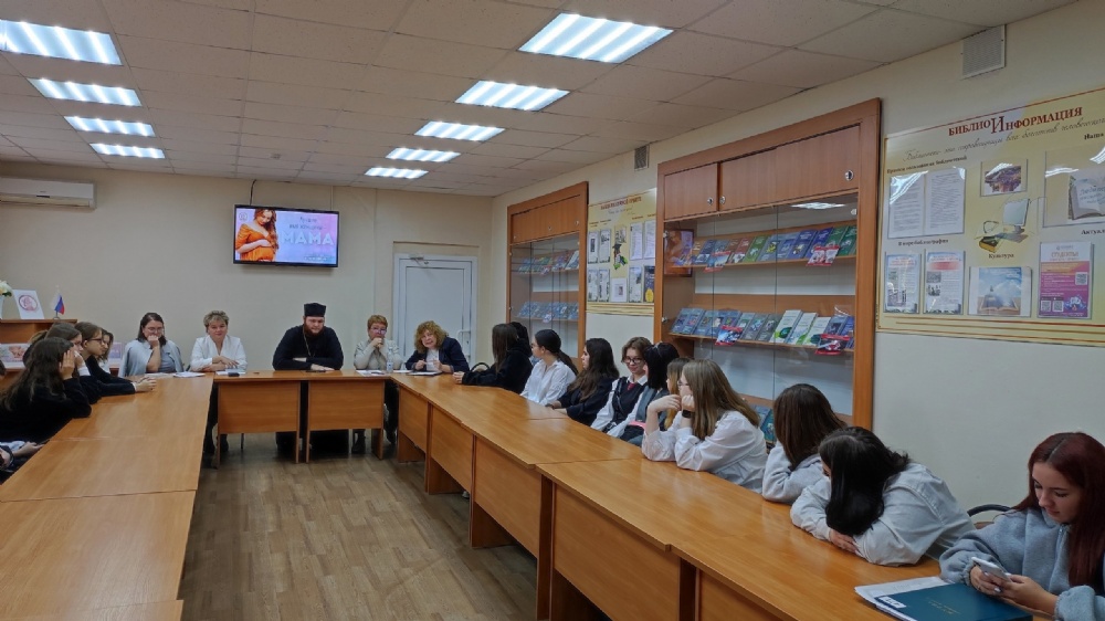 Священник принял участие в круглом столе Поволжского колледжа технологий и менеджмента