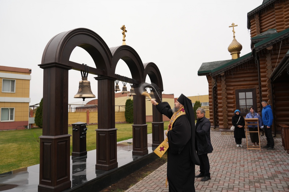 Епископ Варфоломей освятил звонницу храма святителя Спиридона Тримифунтского