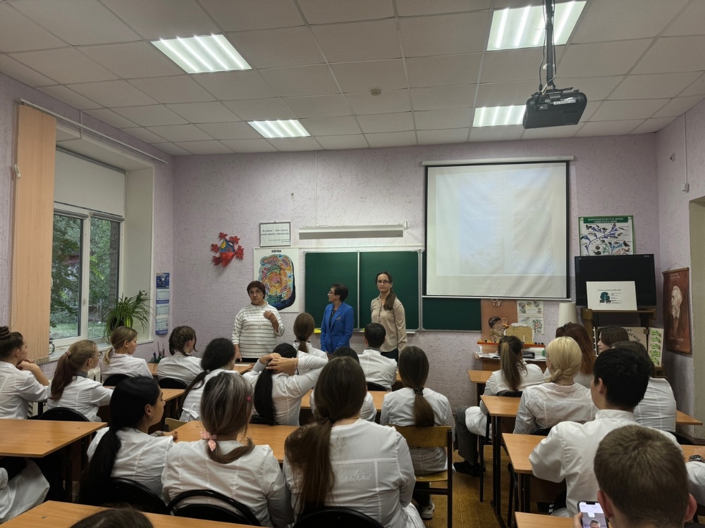 Директор воскресной школы храма Рождества Христова г. Балаково презентовала свою книгу о фельдшере-подвижнике студентам медицинского колледжа
