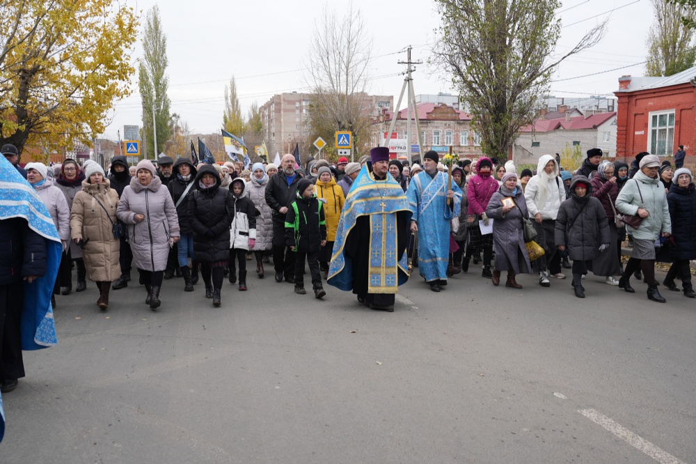В Балаково прошел ежегодный общегородской крестный ход с Казанской иконой Пресвятой Богородицы