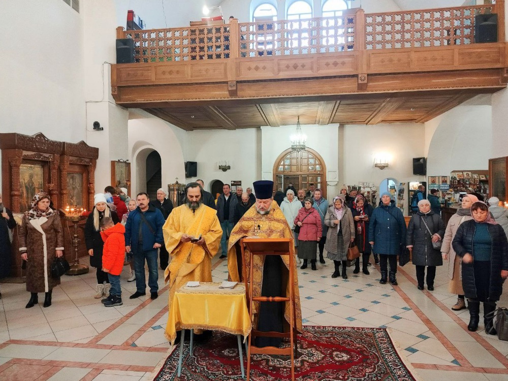 В храмах Балаковской епархии почтили жертв дорожно-транспортных происшествий