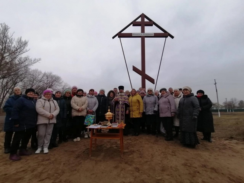 Установлен Поклонный крест при въезде в с. Звонаревка Марксовского района