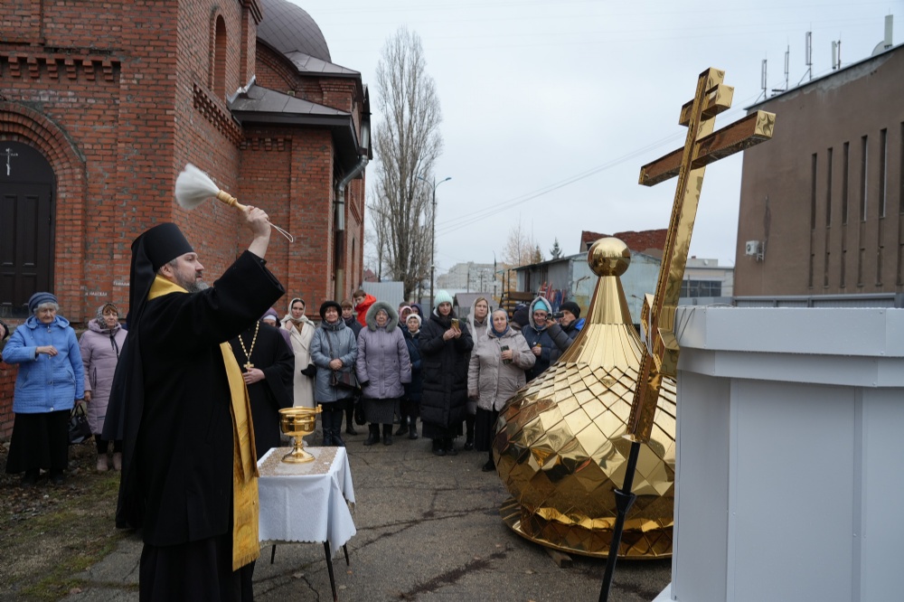 Епископ Варфоломей совершил чин освящения креста на колокольню строящегося храма бессребреников и чудотворцев Космы и Дамиана г. Балаково