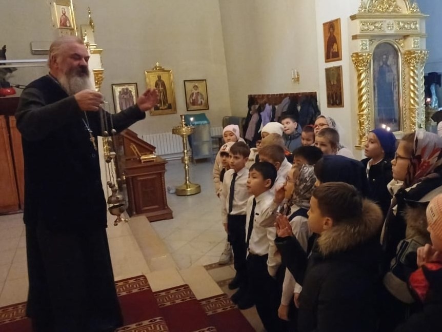 Настоятель храма апостола Андрея Первозванного г. Маркса провел для школьников экскурсию по храму