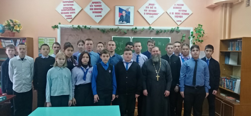 Настоятель храма Рождества Иоанна Предтечи с. Подлесное провел встречи с учащимися школ п. Колос и с. Георгиевка