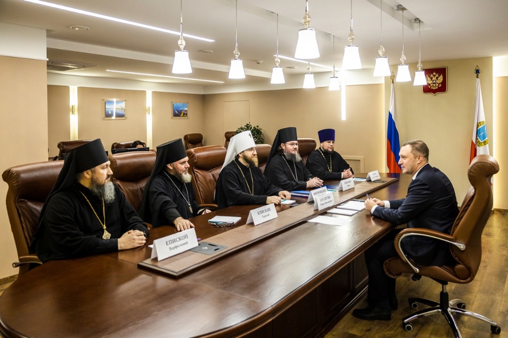 Епископ Варфоломей принял участие во встрече с губернатором региона Романом Бусаргиным