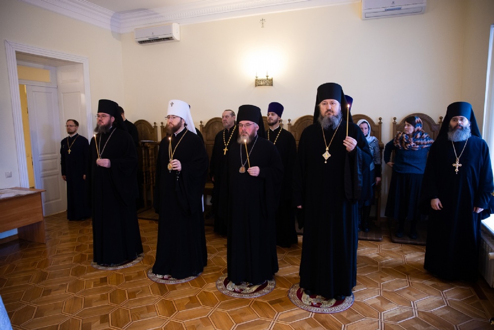 Архиереи Саратовской митрополии почтили память архиепископа Пимена и всех саратовских архиереев