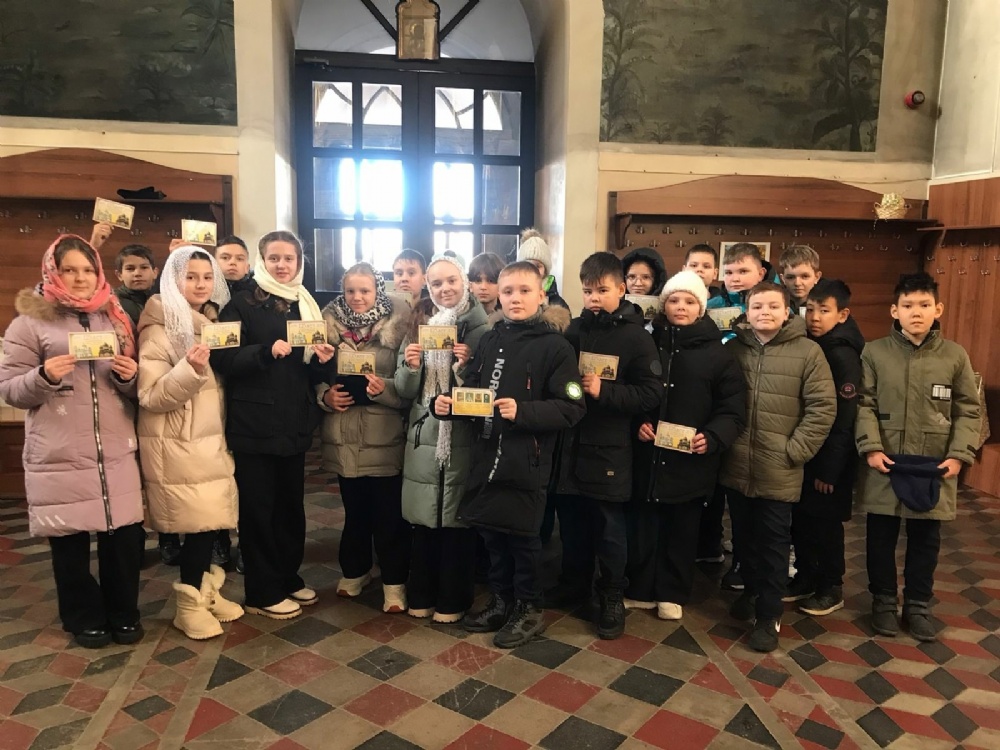 Юные жители города Пугачева познакомились с историей Свято-Воскресенского собора
