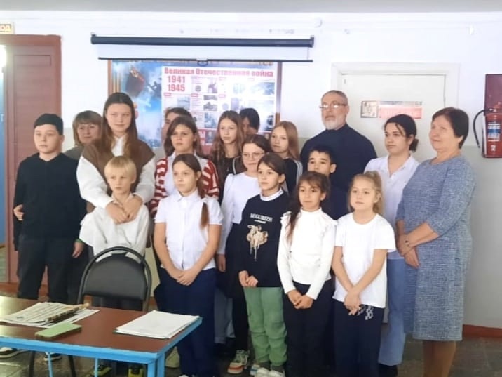 Клирик храма апостола Андрея Первозванного г. Маркса встретился со школьниками с. Полековское