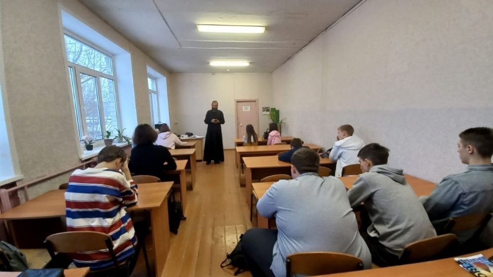 Настоятель храма Георгия Победоносца г. Маркса побеседовал со студентами о современной культуре