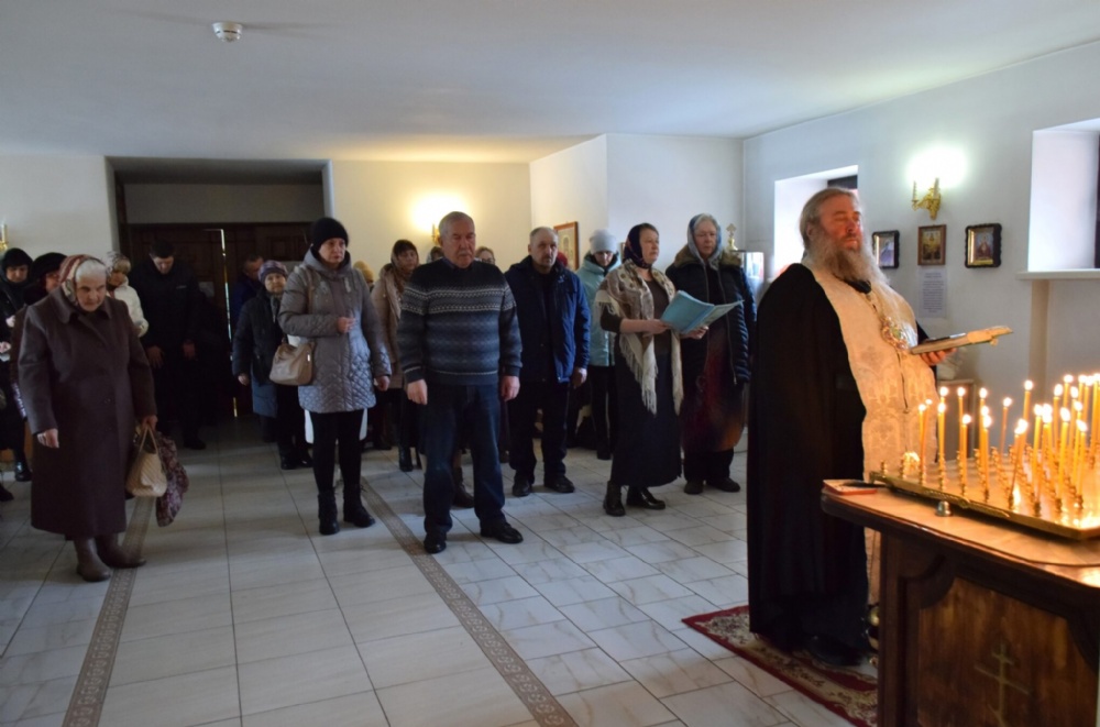 В храмах Балаковской епархии молились о здравии пострадавших и об упокоении убитых в теракте в Красногорске