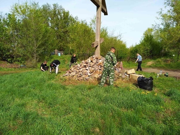 Школьники и студенты Пугачевского района приняли участие в уборке территории храма и у Поклонного креста