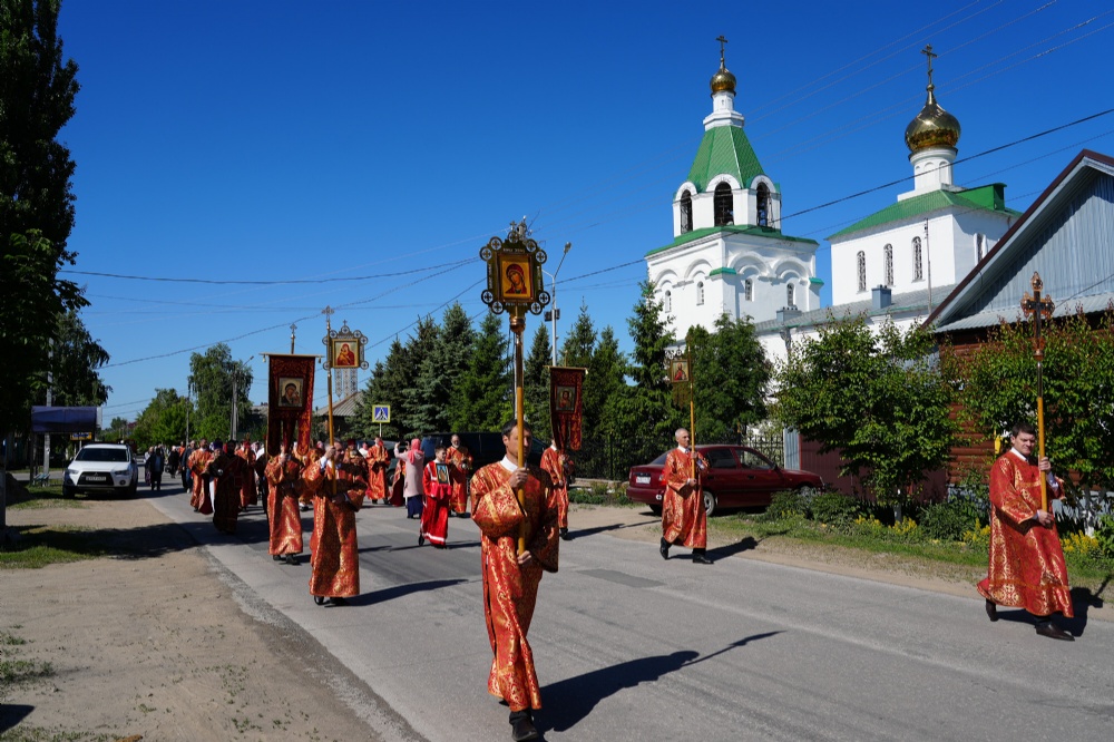 В г. Марксе прошел пасхальный крестный ход по улицам города