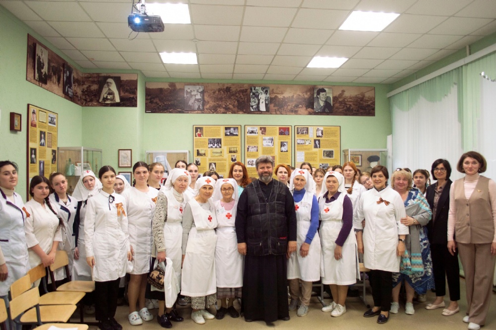 Священник принял участие в конференции в Балаковском медицинском колледже