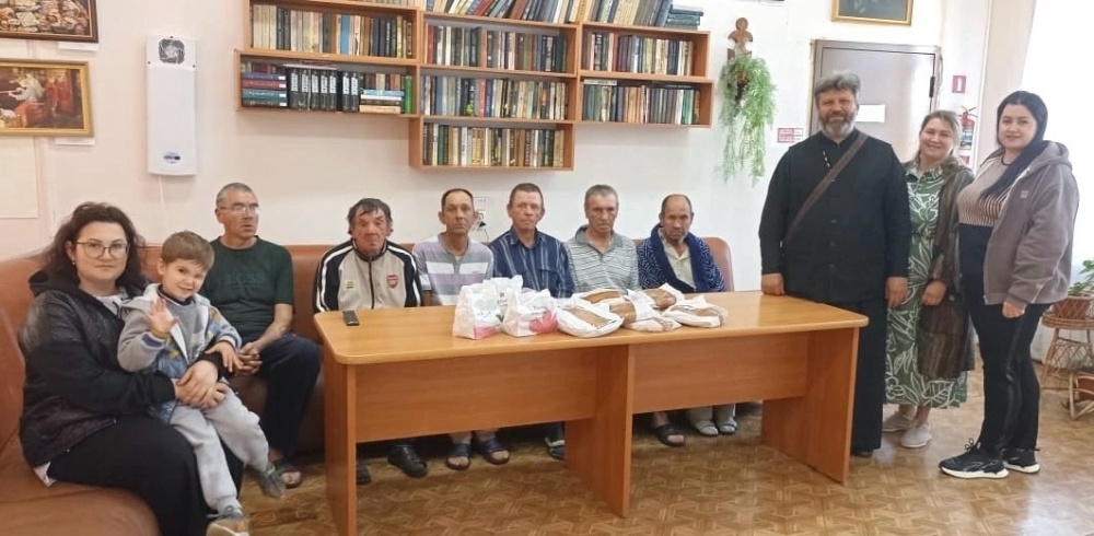 Священник и волонтёры посетили подопечных Балаковского центра для лиц без определенного места жительства