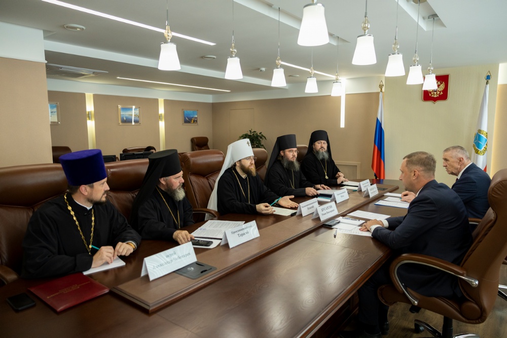 Епископ Варфоломей принял участие во встрече с губернатором региона Романом Бусаргиным