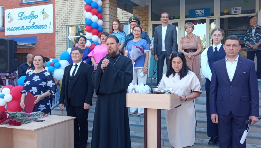 Священнослужители Балаковской епархии посетили праздничные школьные линейки