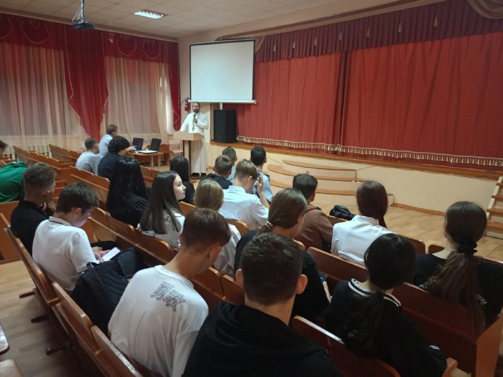Священники провели беседы со школьниками