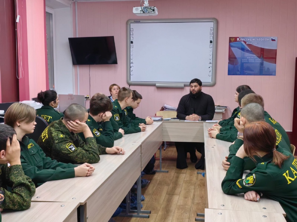 Священник встретился со студентами Губернаторского колледжа