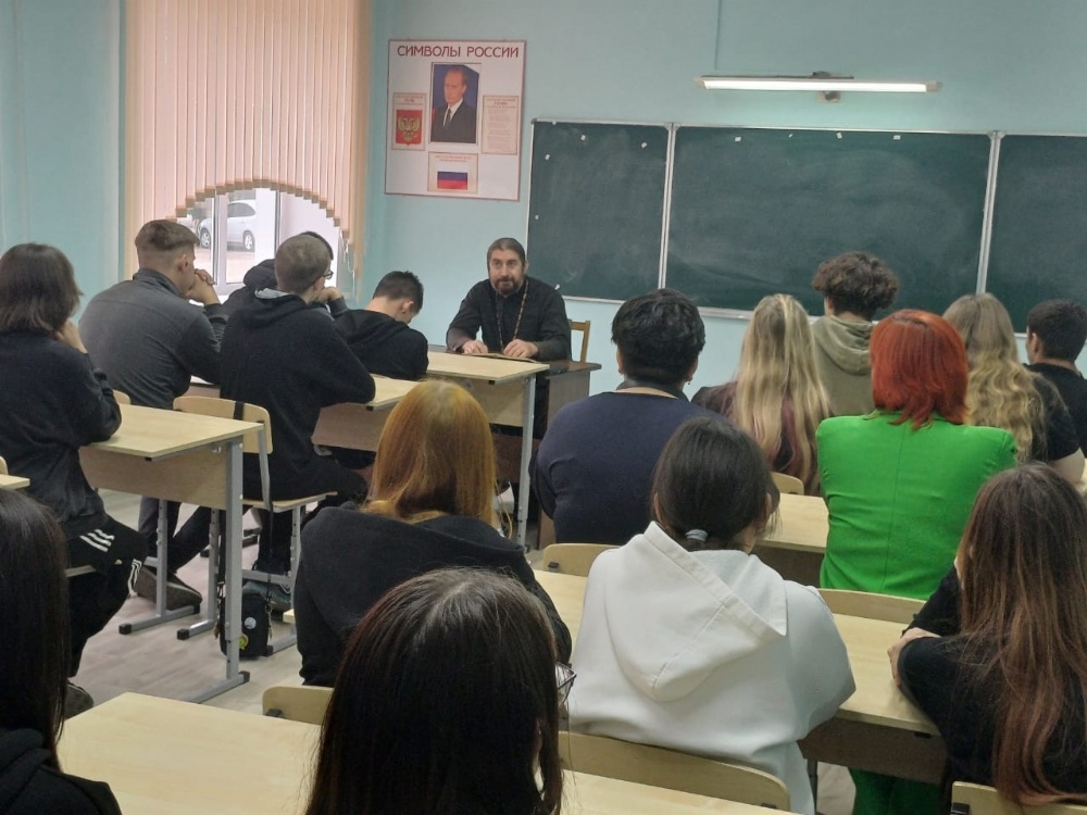 Настоятель храма иконы Пресвятой Богородицы «Державная» посетил политехнический лицей в п. Горный