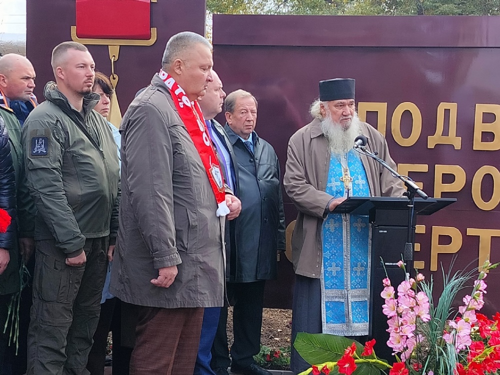 Благочинный Троицкого округа принял участие в торжественном открытии «Аллеи Памяти» в Губернаторском колледже