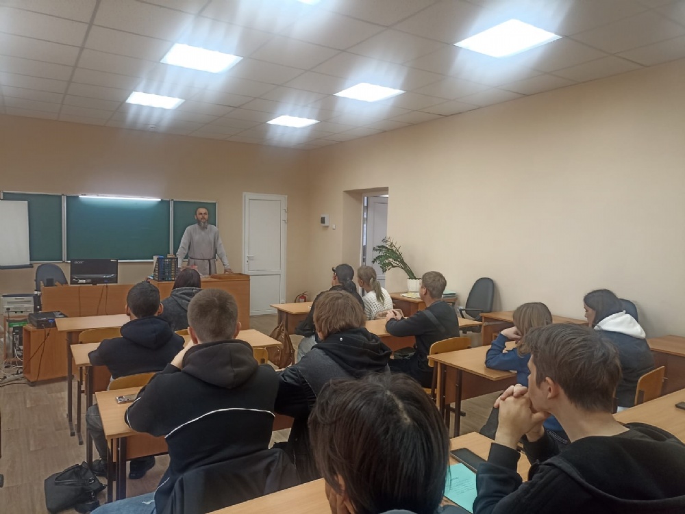 В учебных заведениях Марксовского района прошли беседы о празднике Покрова Пресвятой Богородицы