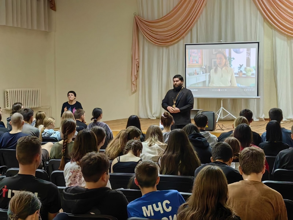 Состоялась встреча священника со студентами Губернаторского колледжа