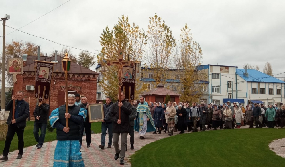 В День народного единства в храмах Балаковской епархии прошли крестные ходы в честь Казанской иконы Божией Матери