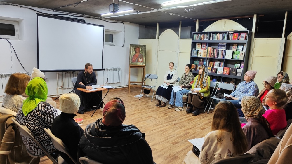 При храме бессребреников Космы и Дамиана г. Балаково продолжаются встречи Библейского кружка