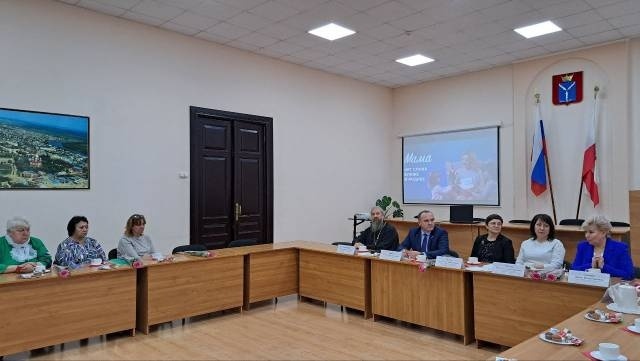 Благочинный Николаевского округа принял участие в работе круглого стола в администрации района