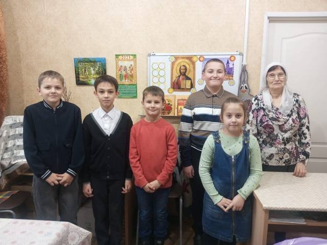 Юные прихожане храма храма с. Перелюб поздравили своих мам с праздником