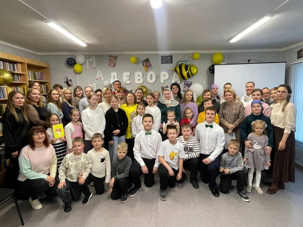 В воскресной школе Свято-Троицкого кафедрального собора прошел концерт, посвященный Дню матери