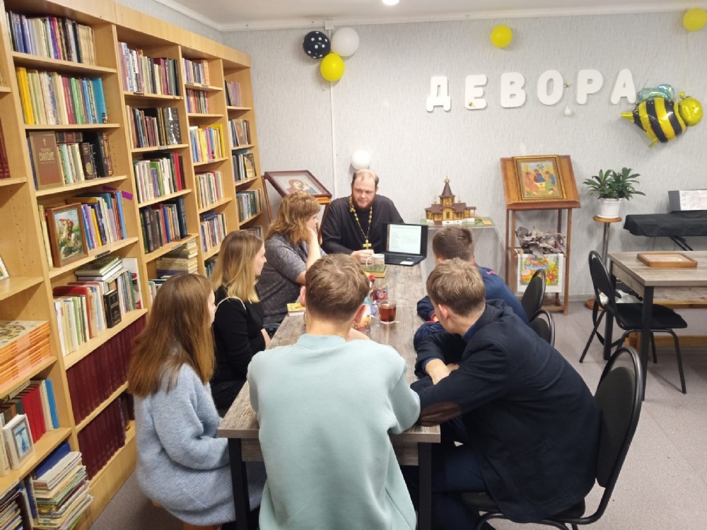 В молодежном обществе г. Балаково состоялись занятия по изучению богослужения